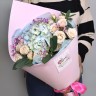 Конвертик счастья №7 Гортензия с розами с доставкой в Пятигорске