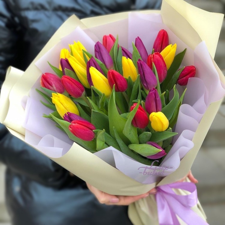 Красочная весна Разноцветный букет тюльпанов с доставкой в Пятигорске