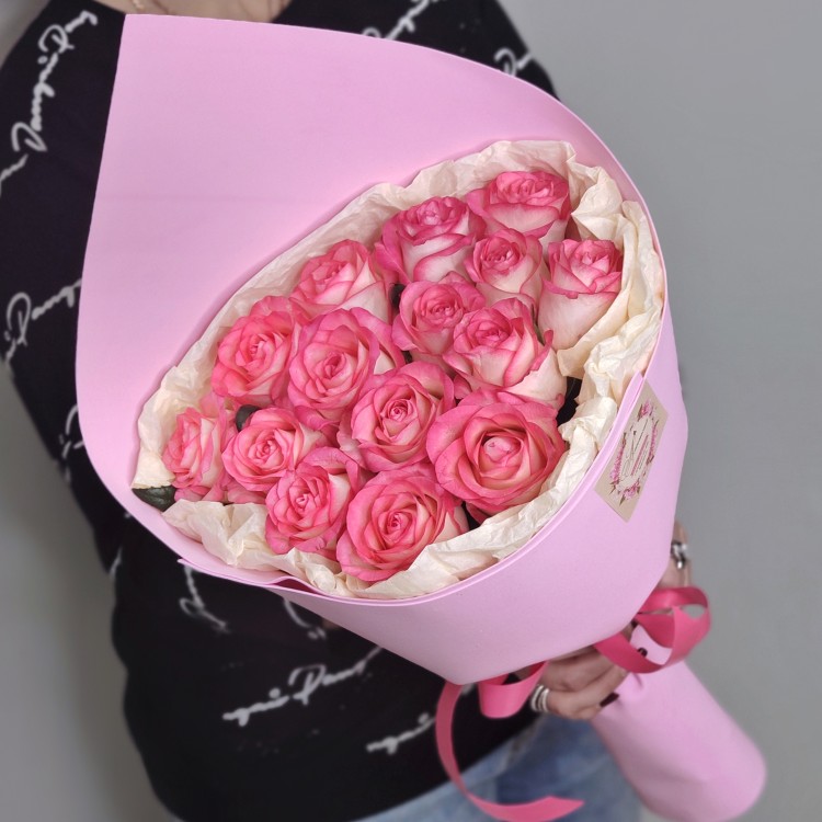 Конвертик счастья №2. 15 нежных роз с доставкой в Пятигорске