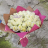 Букет белых роз в розовой упаковке с доставкой в Пятигорске
