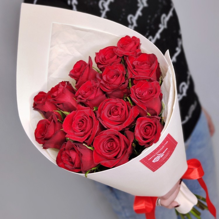 Конвертик счастья №4. 15 красных роз с доставкой в Пятигорске