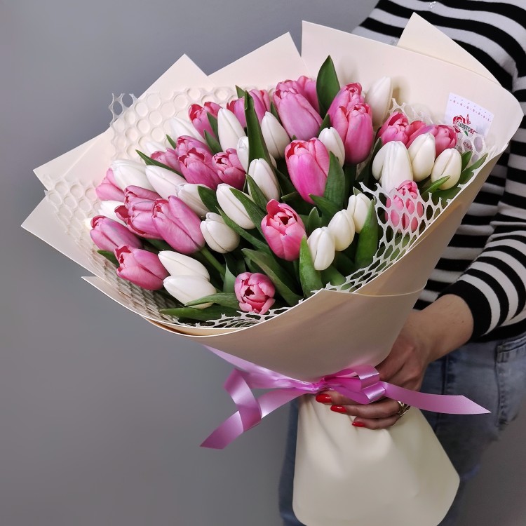 Весенняя сказка №6 Розовые и белые тюльпаны с доставкой в Пятигорске