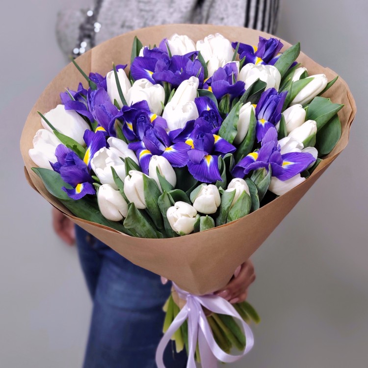 Лагуна Букет тюльпанов и ирисов с доставкой в Пятигорске