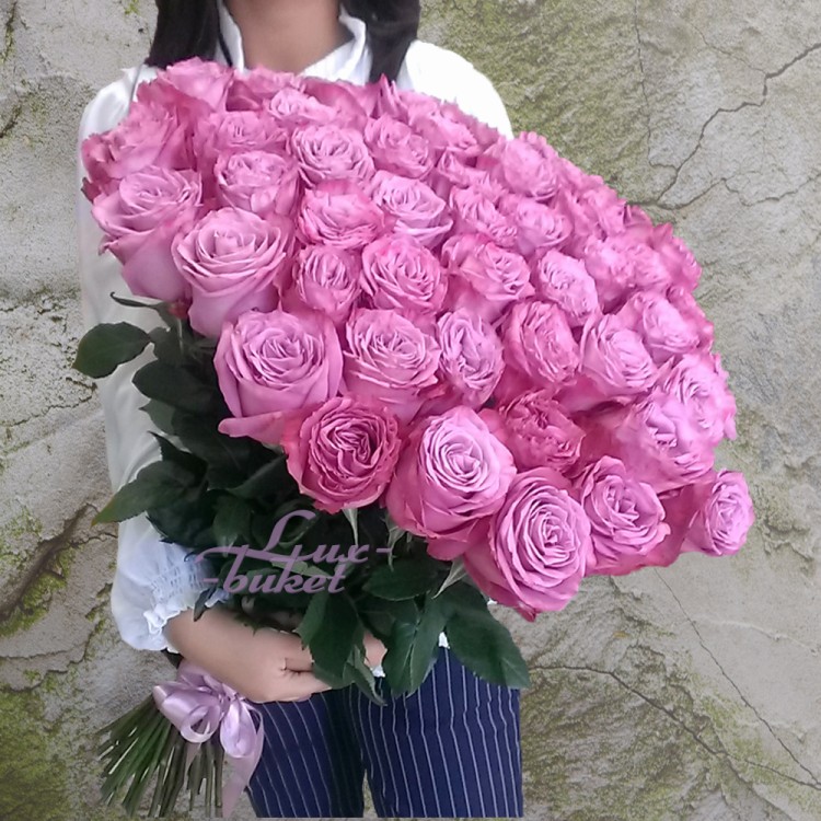 Фиолетовые розы с доставкой в Пятигорске