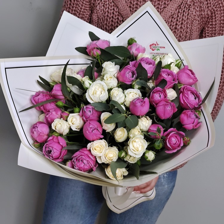 Чувственный букет из розовых пионовидных и белых кустовых роз с эвкалиптом с доставкой в Пятигорске