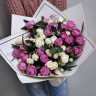 Чувственный букет из розовых пионовидных и белых кустовых роз с эвкалиптом с доставкой в Пятигорске