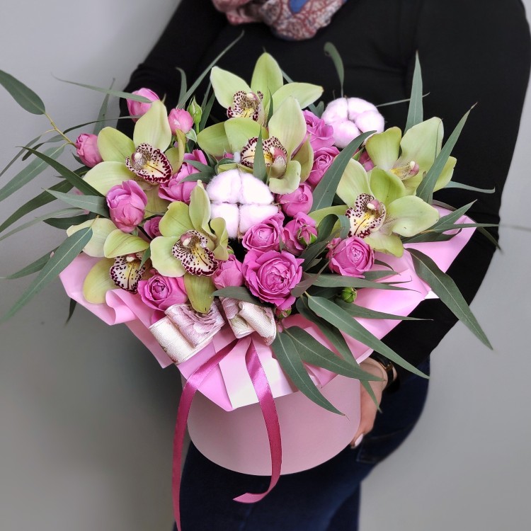 Коробочка с орхидеями и пионовидными розами Аврора с доставкой в Пятигорске