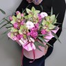 Коробочка с орхидеями и пионовидными розами Аврора с доставкой в Пятигорске