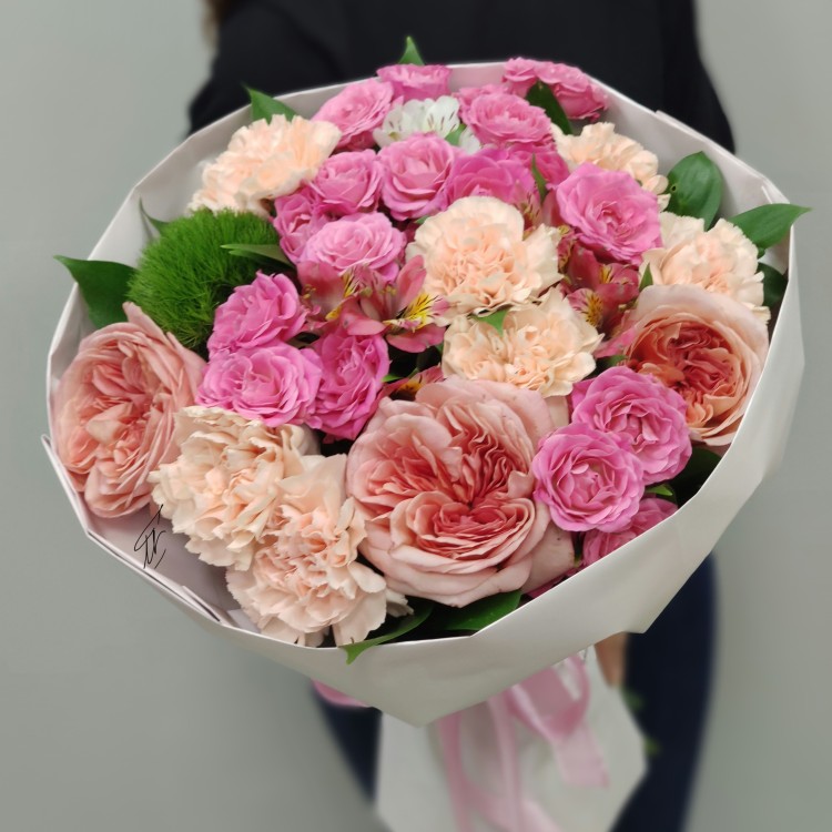 Пленительный образ Букет из роз и диантусов с доставкой в Пятигорске