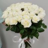 51 белая роза в крафте с доставкой в Пятигорске