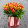 Тюльпаны в шляпной коробке Оранжевое счастье с доставкой в Пятигорске
