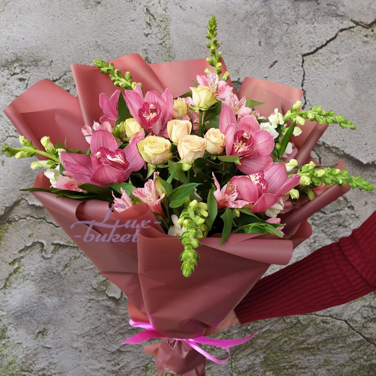 Романтичный букет с орхидеями с доставкой в Пятигорске