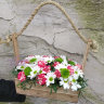 Нарядная полянка Цветы в декоративном ящике с доставкой в Пятигорске