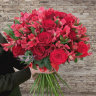 Красный букет из роз и альстромерий Алая заря с доставкой в Пятигорске