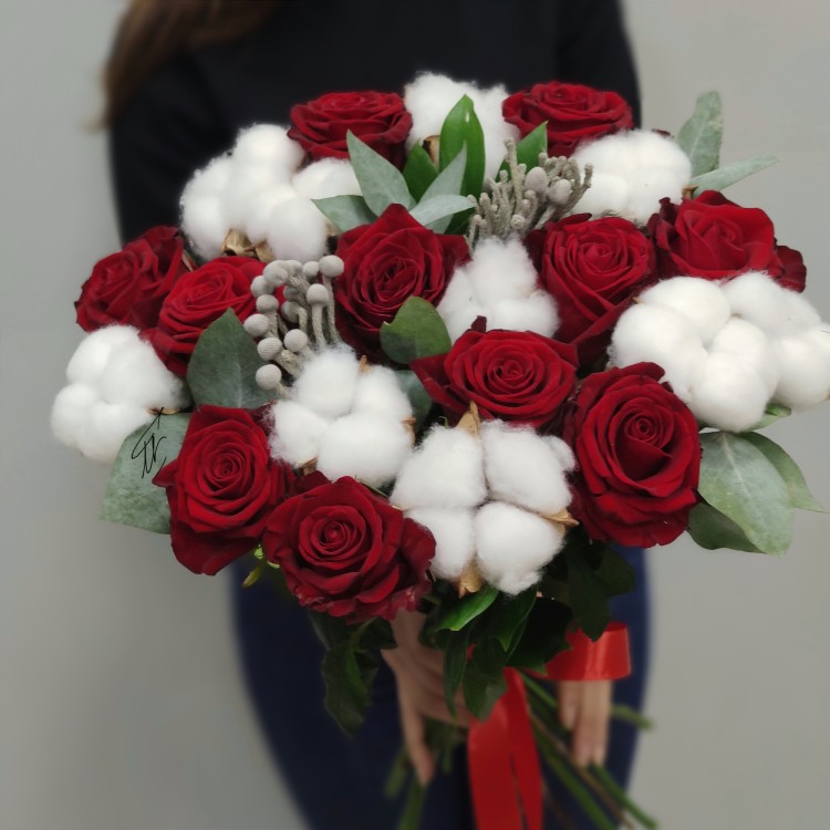 Облака любви Красные розы с хлопком с доставкой в Пятигорске