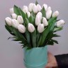 Белые тюльпаны в шляпной коробке с доставкой в Пятигорске
