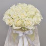 25 белых роз в шляпной коробке с доставкой в Пятигорске