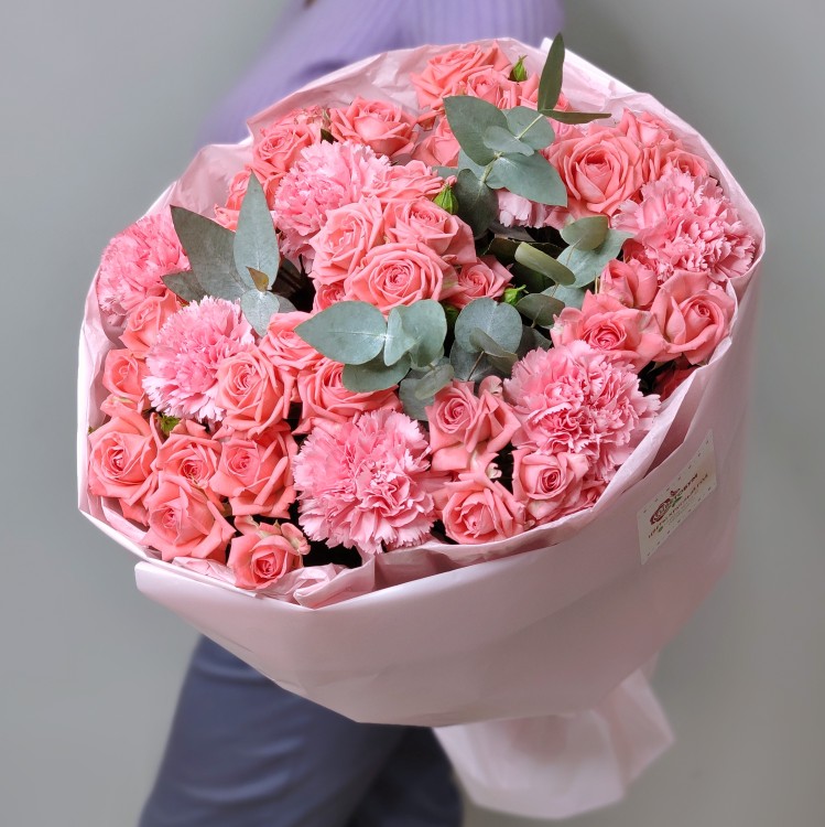 Розовый персик Букет роз и диантусов с доставкой в Пятигорске