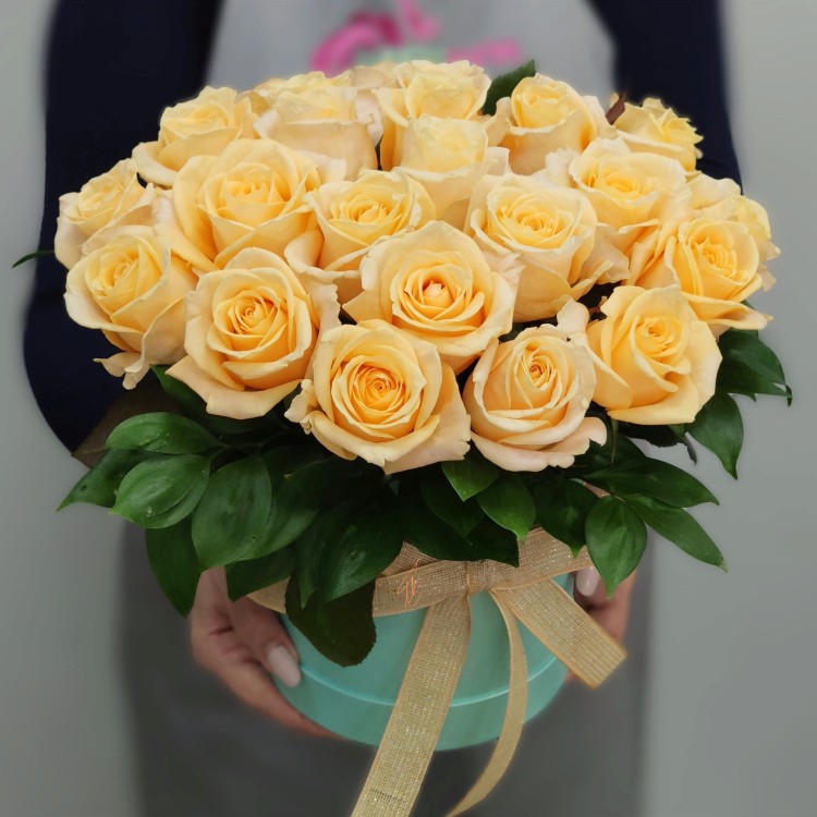 Сладкий нектар Ароматные розы в коробке с доставкой в Пятигорске
