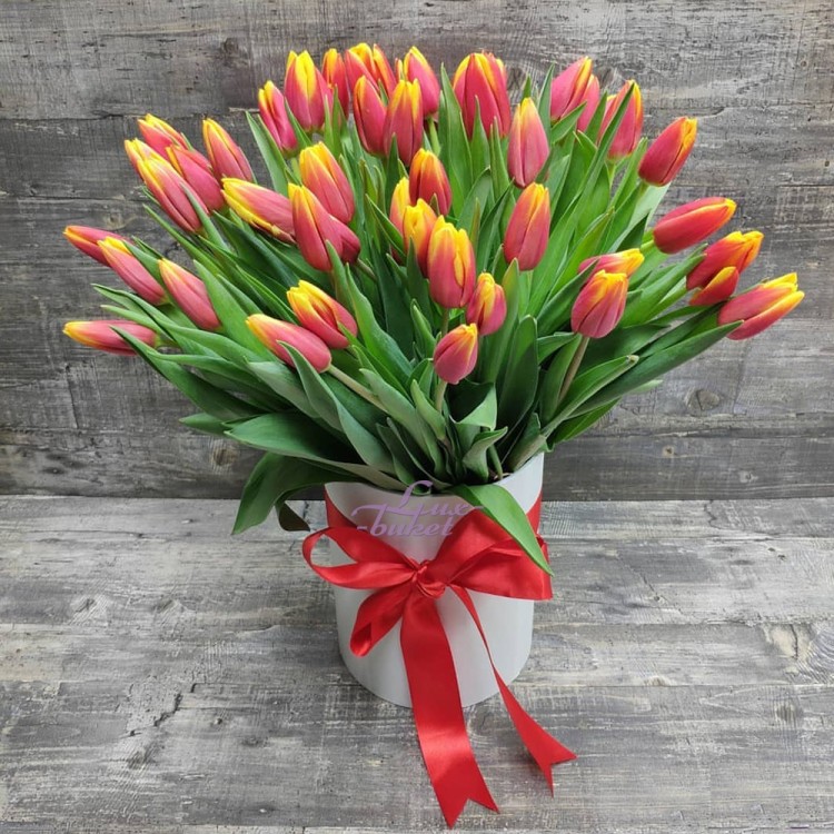 Счастливая любовь Тюльпаны в коробке с доставкой в Пятигорске