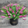 Розовые тюльпаны в шляпной коробке с доставкой в Пятигорске