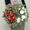 Венок новогодний Рождественский с шариками с доставкой в Пятигорске