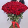 Большой букет высоких красных роз с доставкой в Пятигорске