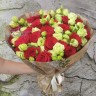 Любовь и счастье Букет из красных роз и эустомы с доставкой в Пятигорске