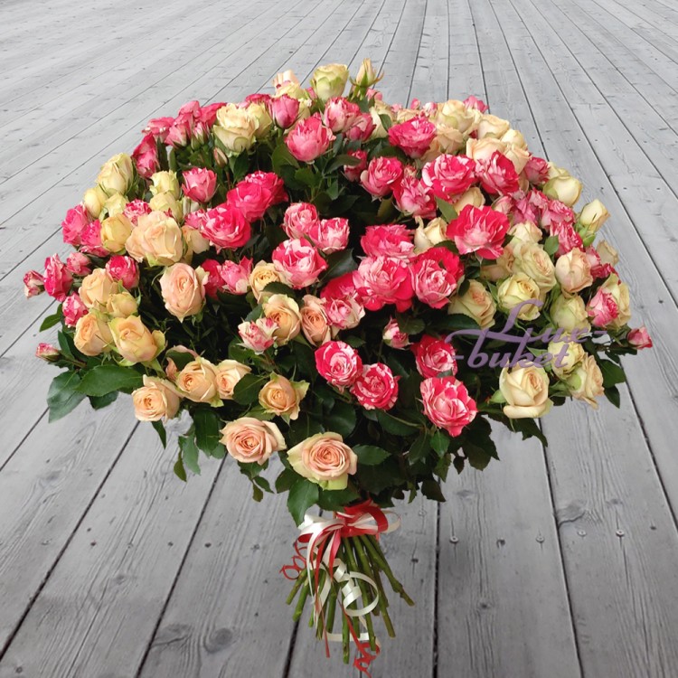 Букет красных и кремовых кустовых роз премиум с доставкой в Пятигорске