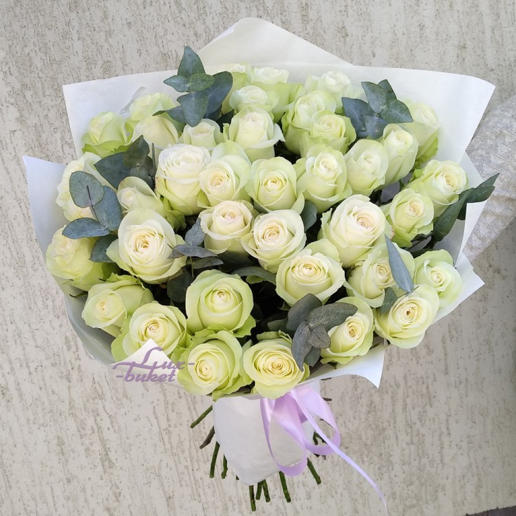 Само очарование Белые розы с эвкалиптом с доставкой в Пятигорске