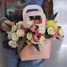 Крафтовая сумочка с цветами Фантазия с доставкой в Пятигорске