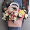Крафтовая сумочка с цветами Фантазия с доставкой в Пятигорске