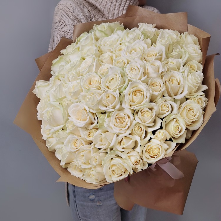 Большой букет белых роз в крафте с доставкой в Пятигорске