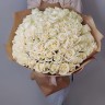 Большой букет белых роз в крафте с доставкой в Пятигорске