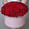 Красные розы в шляпной коробке с доставкой в Пятигорске