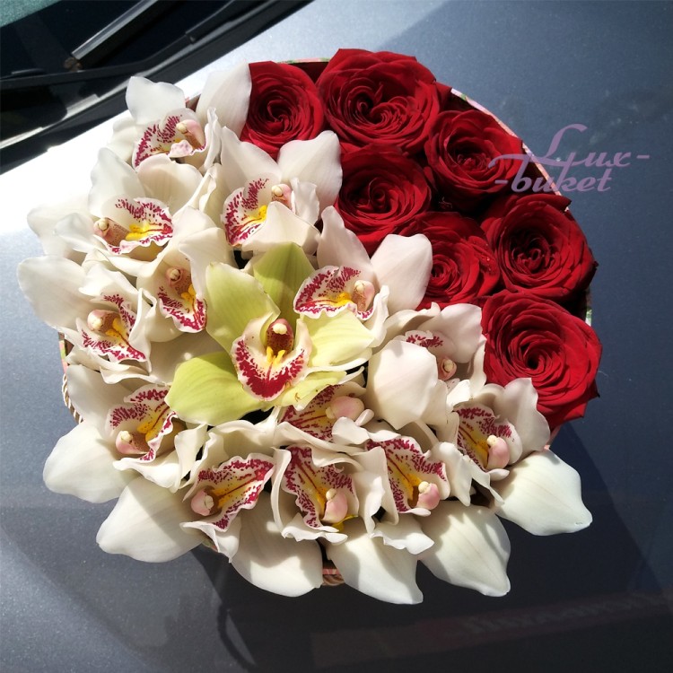 Крылья любви Розы и орхидеи в коробке с доставкой в Пятигорске