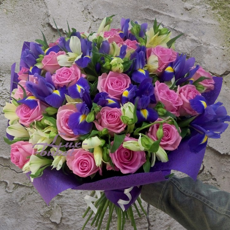Море нежности Букет с ирисами и розовыми розами с доставкой в Пятигорске