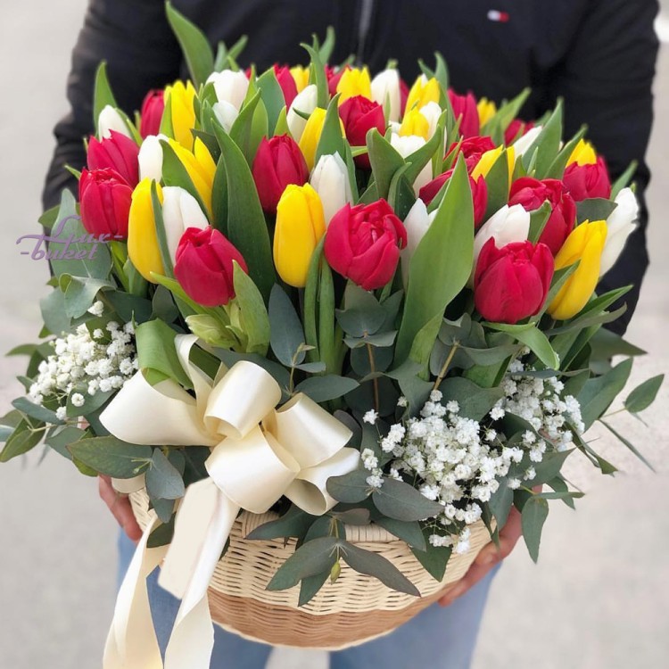 Яркий праздник Корзина с тюльпанами с доставкой в Пятигорске