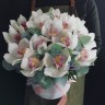 Райские птички Орхидеи в шляпной коробке с доставкой в Пятигорске