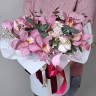 Орхидеи и хлопок в шляпной коробке с доставкой в Пятигорске