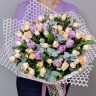 ЛиЛу Фиолетовые тюльпаны и кремовые розы с доставкой в Пятигорске