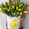 Весеннее солнце Тюльпаны в коробке с доставкой в Пятигорске