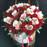 Влюбленность Розы и орхидеи в шляпной коробке с доставкой в Пятигорске