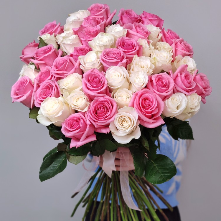 Розы белые и розовые премиум с доставкой в Пятигорске