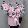 Розовый жемчуг Французские розы в шляпной коробке с доставкой в Пятигорске