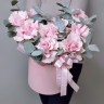 Розовый жемчуг Французские розы в шляпной коробке с доставкой в Пятигорске